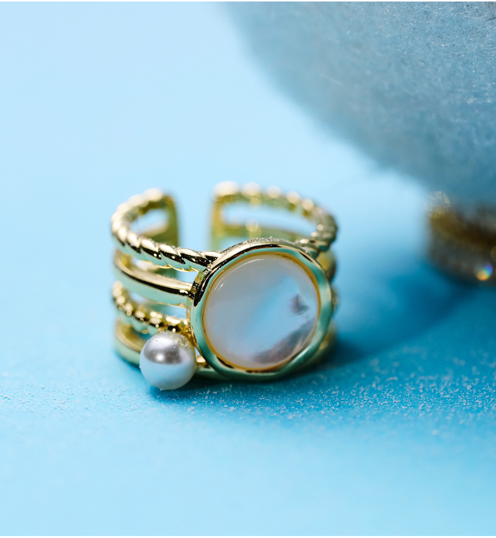 Pierścionek złocony z masą perłową i perłą PSS0221