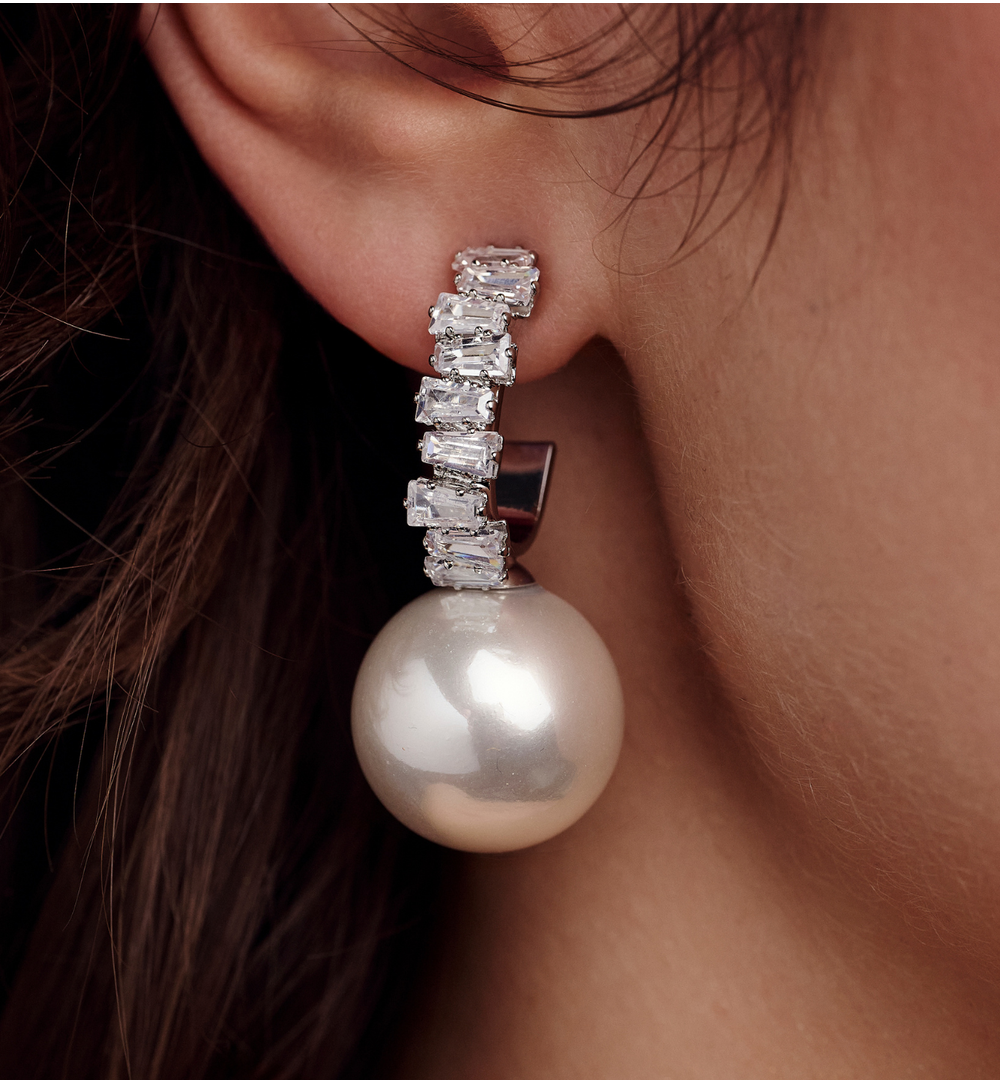 Kolczyki półokrągłe z perłą i cyrkoniami srebrne KLU0205