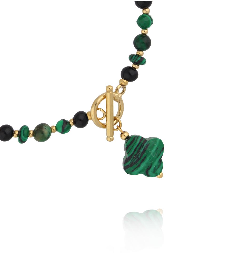 Bransoletka z malachitami z koniczynką i złotym zapięciem BPA0647