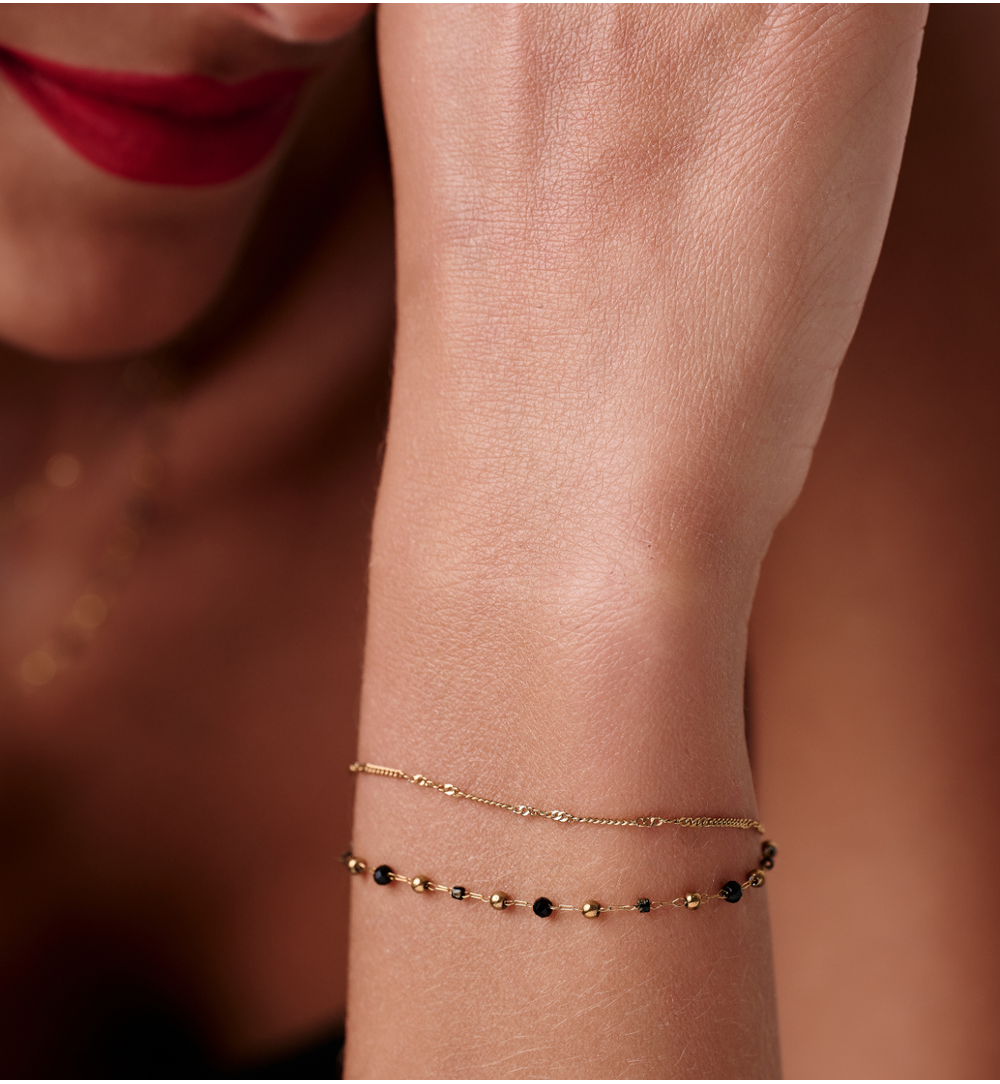 Bransoletka z podwójnym złotym łańcuszkiem i czarnymi agatami BEA0097