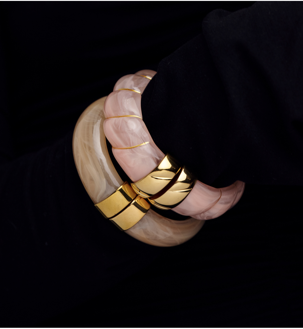 Bransoletka w odcieniu pudrowego różu ze złotym zapięciem BEU0005