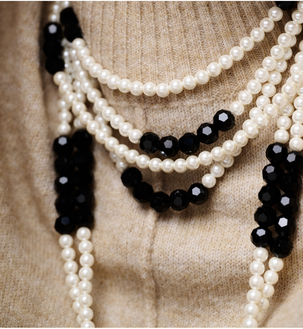 Naszyjnik z potrójnych pereł z czarnymi fasetowanymi kamieniami NS0344