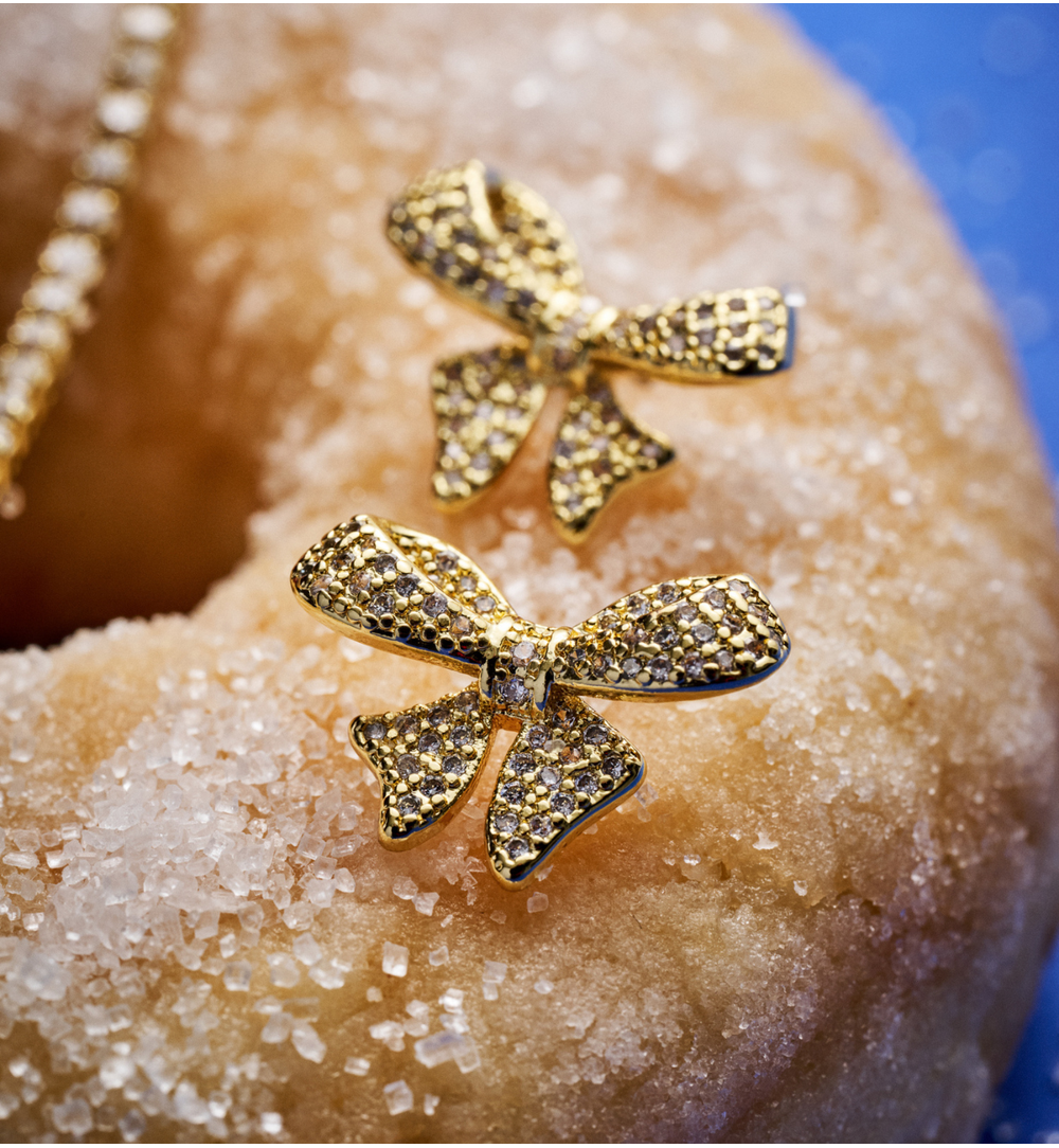 Kolczyki w kształcie kokardy wysadzane cyrkoniami KSS2117