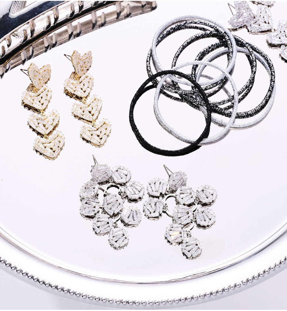 Kolczyki z kaskadą serc w złotym odcieniu KLU0188