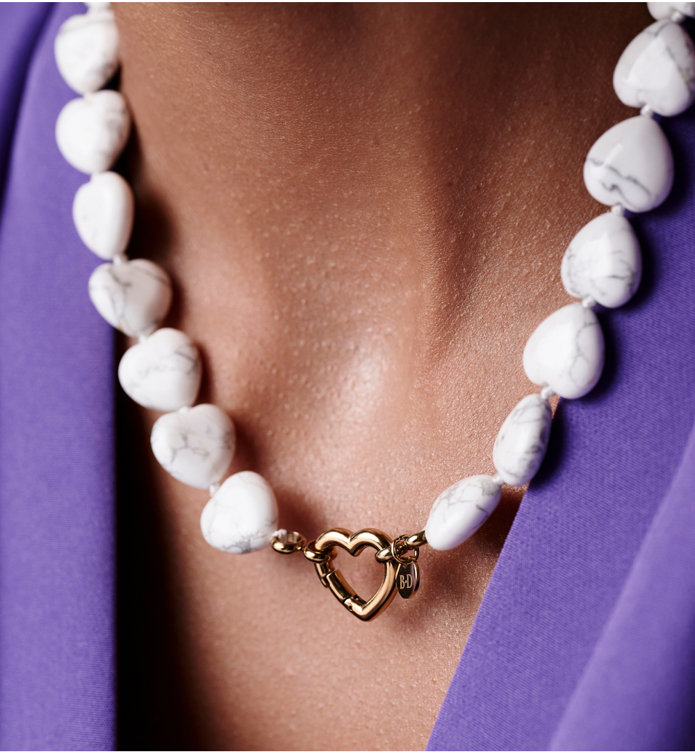 Naszyjnik z howlitu w kształcie serc z pozłacanym zapięciem NPA1601