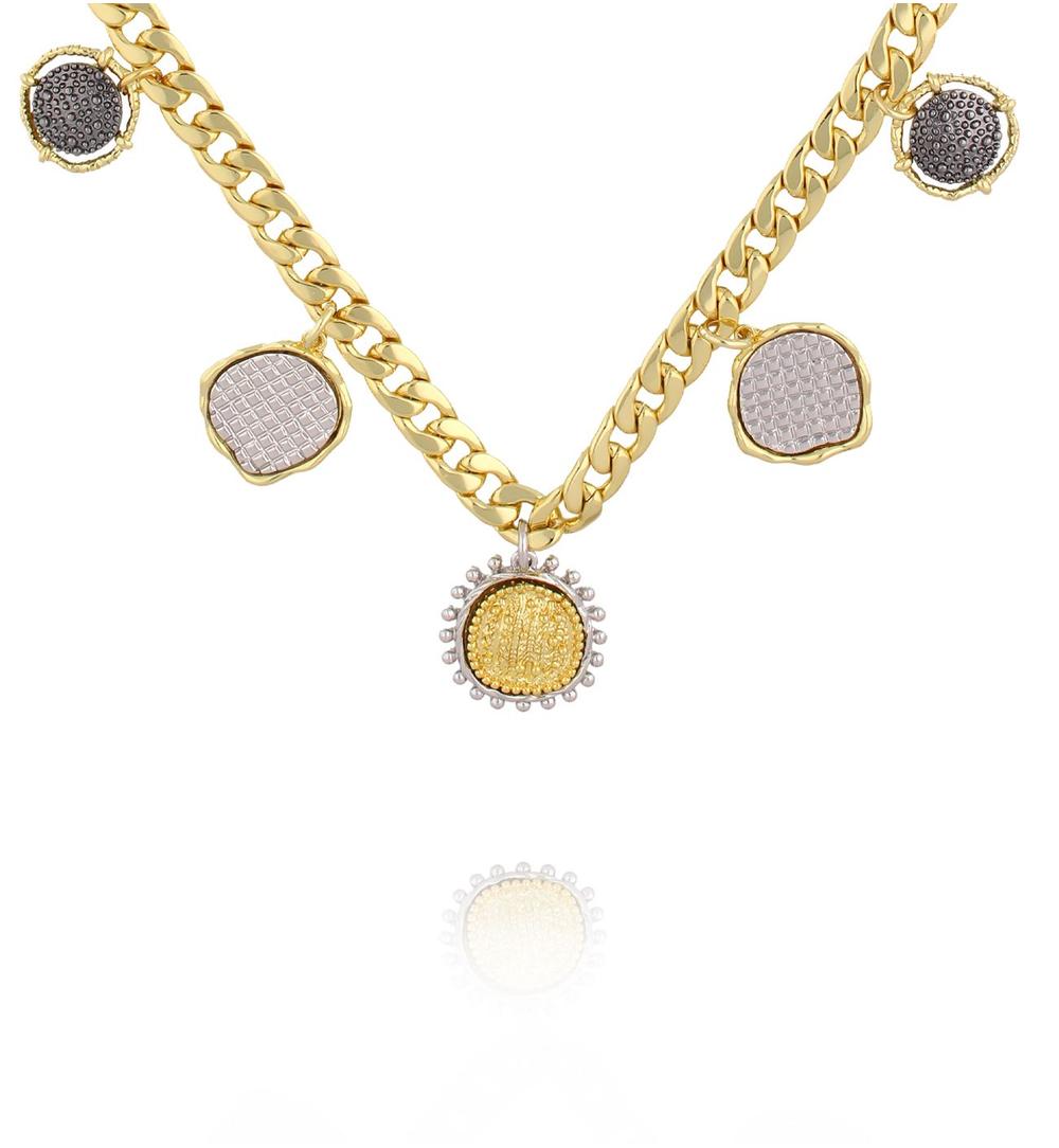 Naszyjnik z grubym złotym łańcuchem i dekoracyjnymi zawieszkami NS0411