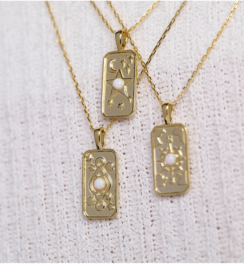 Naszyjnik z prostokątną zawieszką z motywem słońca, księżyca i gwiazd NCA0098