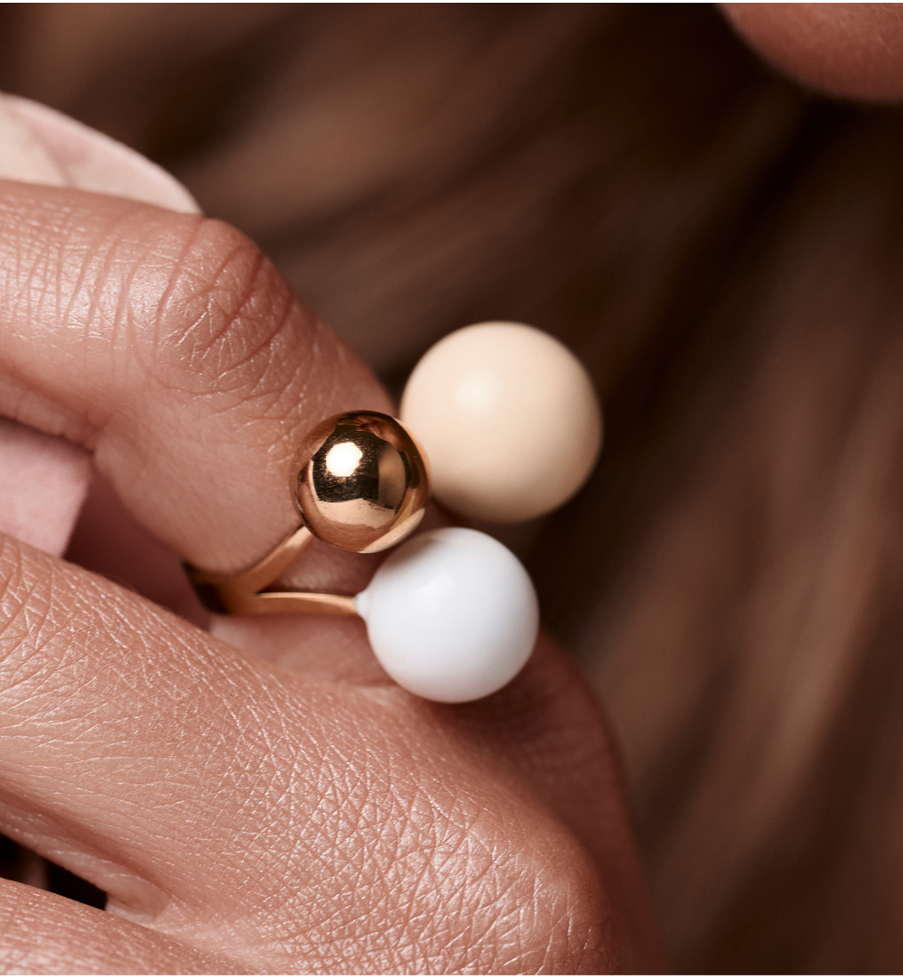 Pierścionek z kulkami w odcieniach kremu i beżu PSA1083