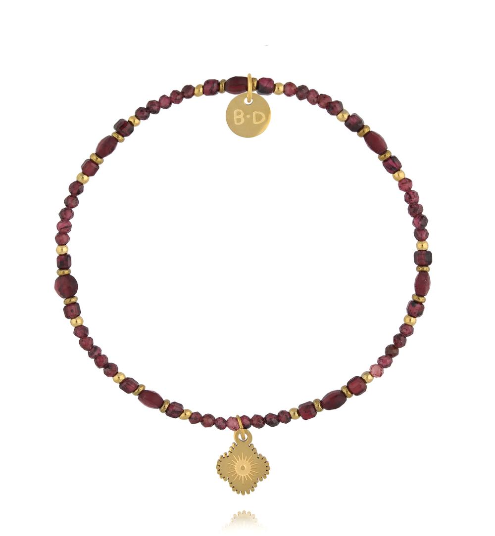 Bransoletka z naturalnego granatu i złoconą koniczynką BTW3542