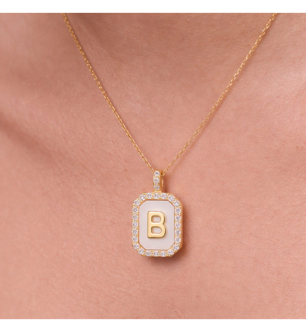 Naszyjnik z literką B na perłowym tle z cyrkoniami NCA0102