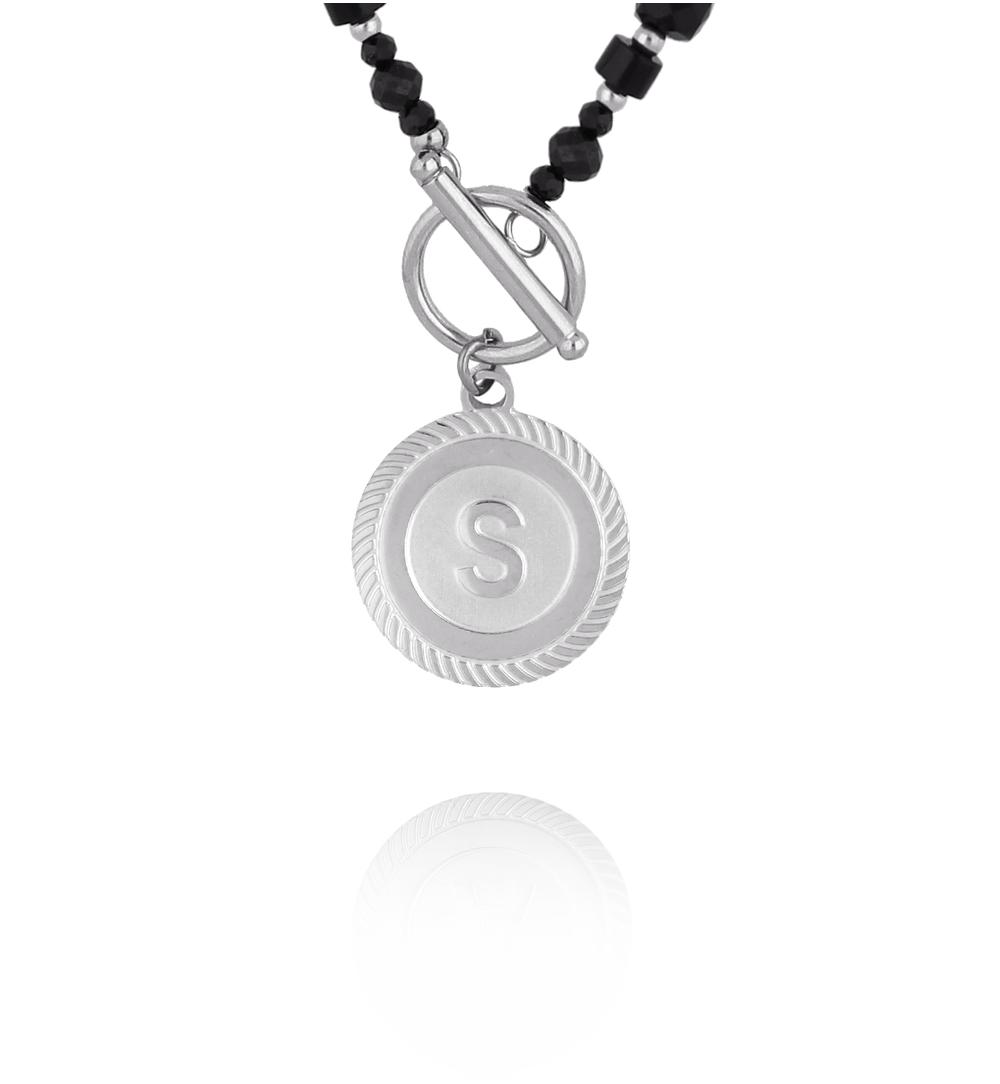 Naszyjnik z czarnych kamieni z zawieszką z literką S – srebrne wykończenie  NTW1601