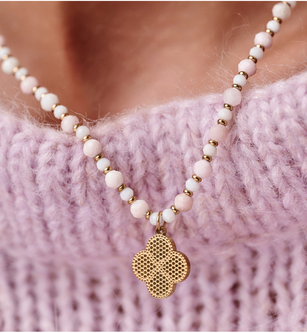 Naszyjnik z różowego opalu z zawieszką w kształcie koniczynki NTW1611