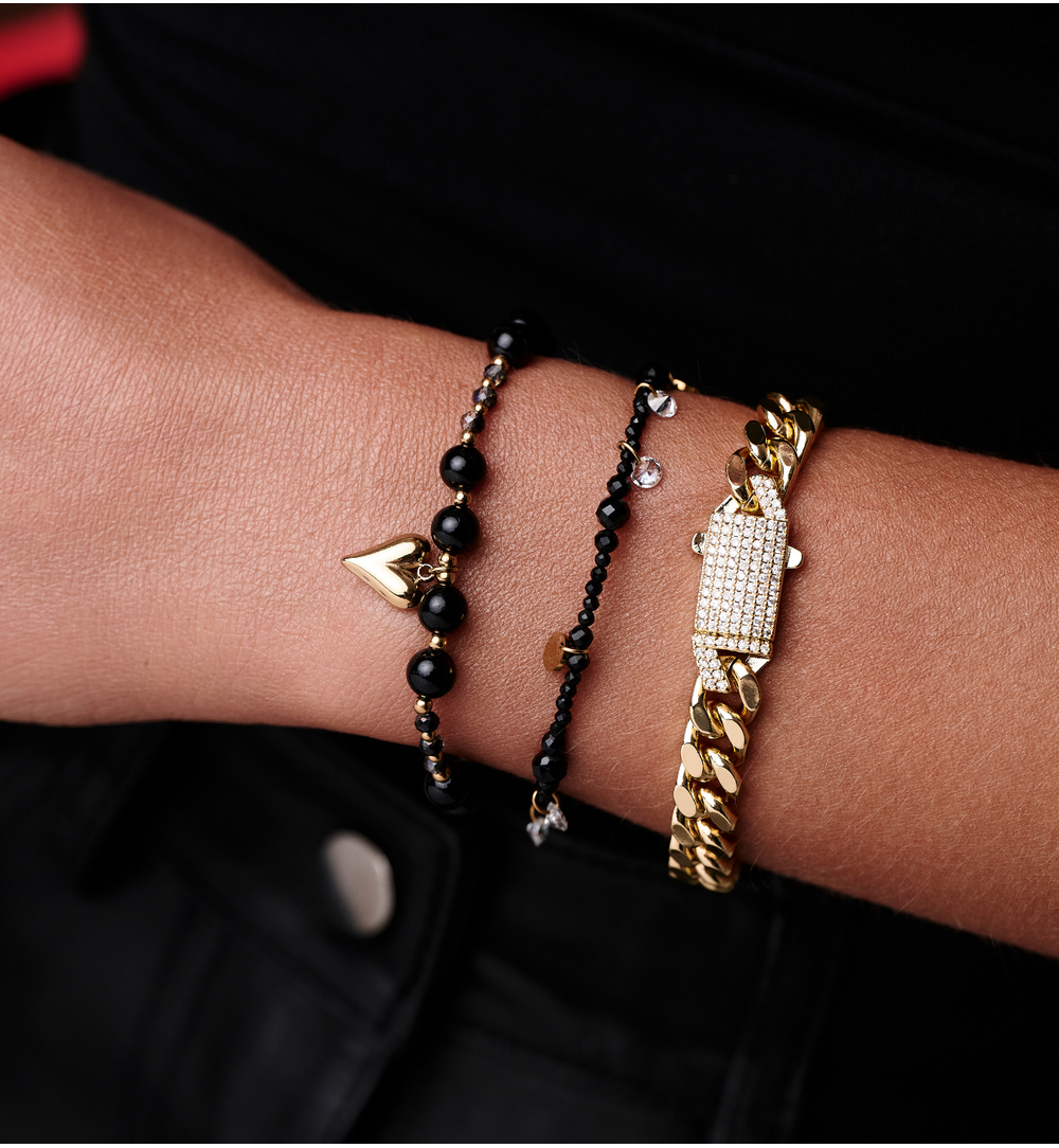 Bransoletka z czarnych, fasetowanych kamieni z kryształkami i złotymi zawieszkami BTW3671