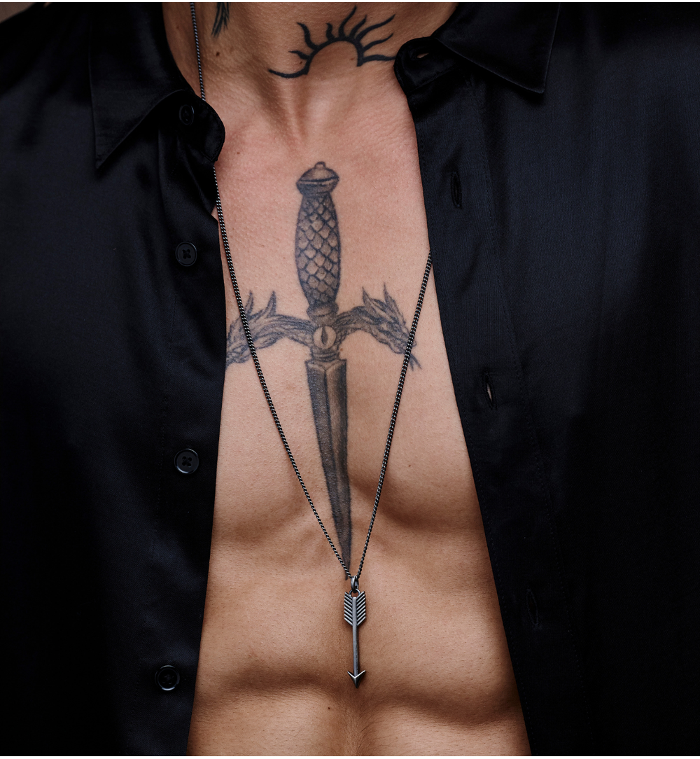 Naszyjnik męski hematytowy ze stali szlachetnej - srebrna strzała NMITC0006