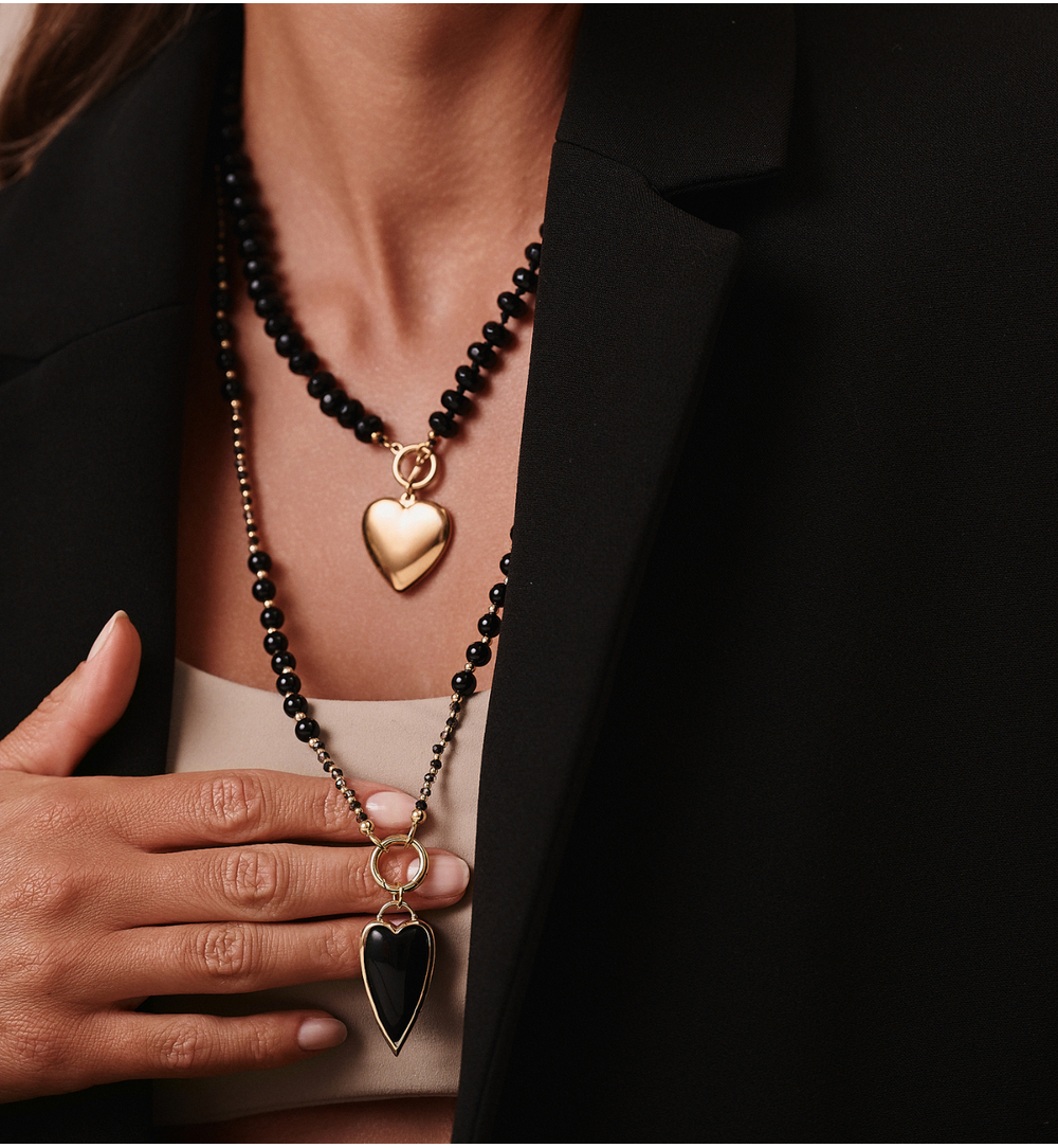 Zestaw naszyjników z czarnych kamieni i złotych serc ZN0012