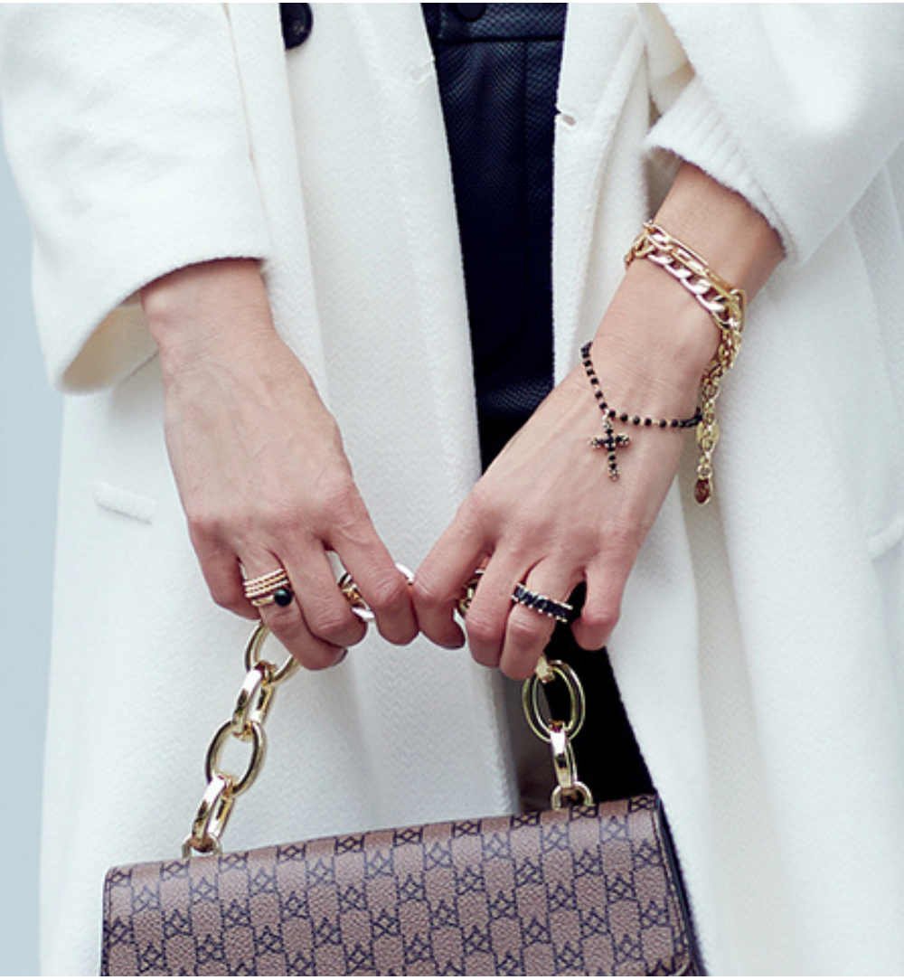 Pierścionek złoty z czarnymi kryształkami PRG0192