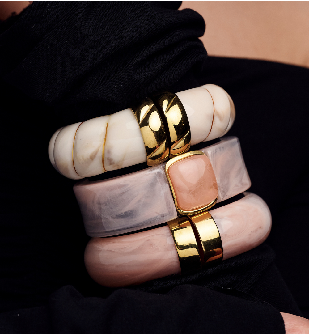 Bransoletka w odcieniu pudrowego różowego ze złotym zapięciem BEU0017