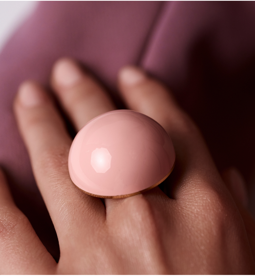 Pierścionek z pudrowo-różową emalią w złotej oprawie PSA1196