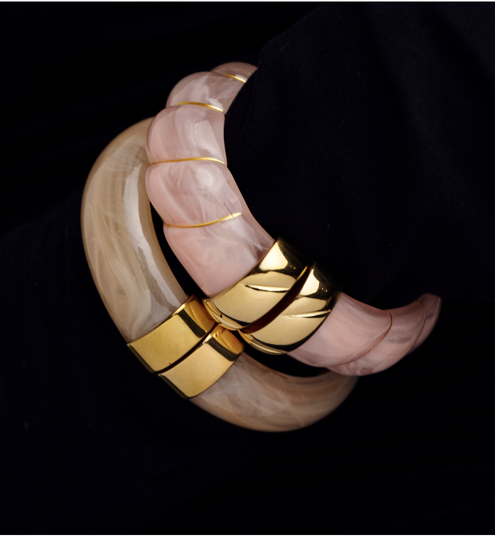 Bransoletka w odcieniu ciepłego beżu ze złotym zapięciem BEU0015