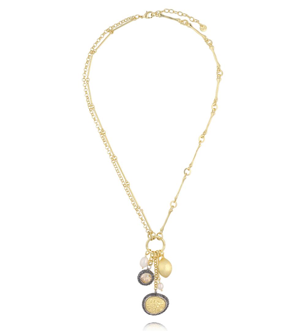 Naszyjnik z delikatnym złotym łańcuchem i wieloma zawieszkami NS0412