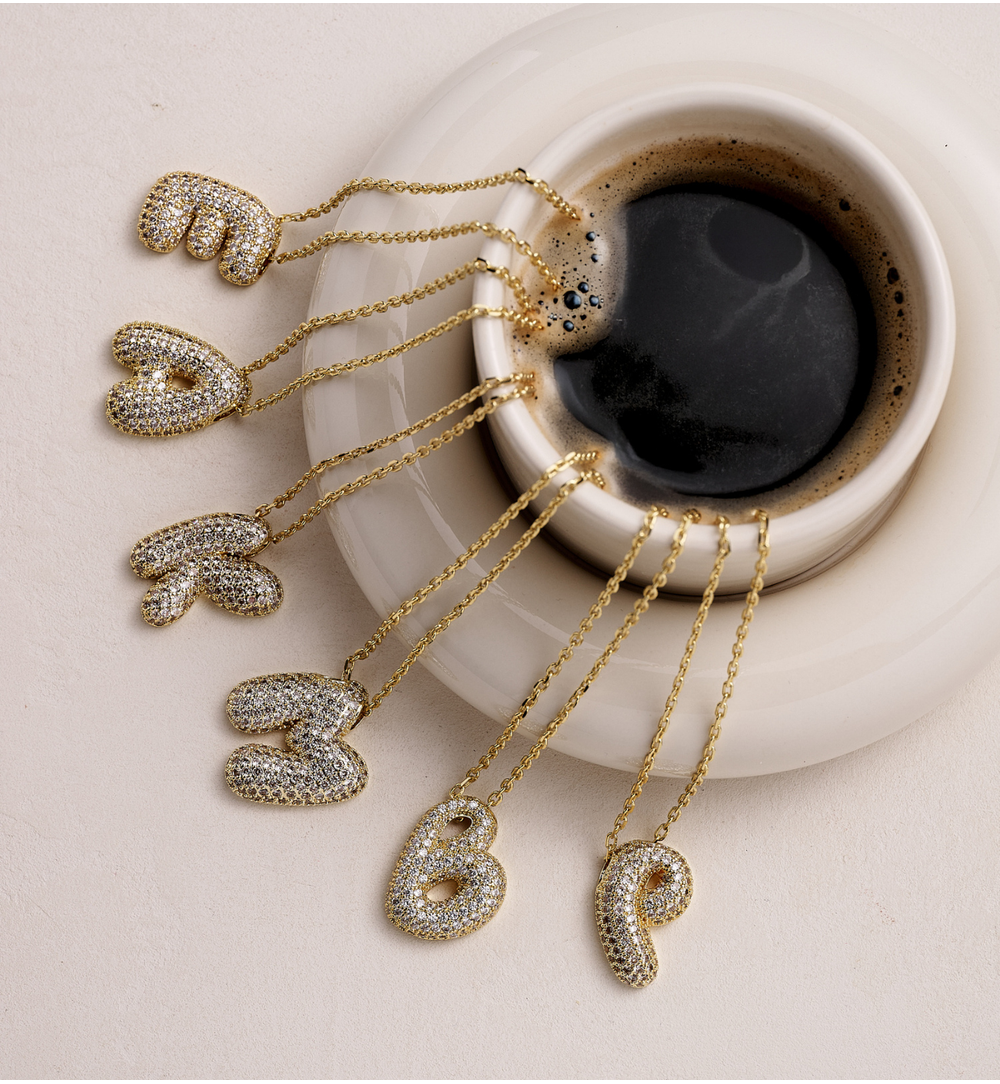 Naszyjnik złocony z literą M wysadzaną cyrkoniami NS0361