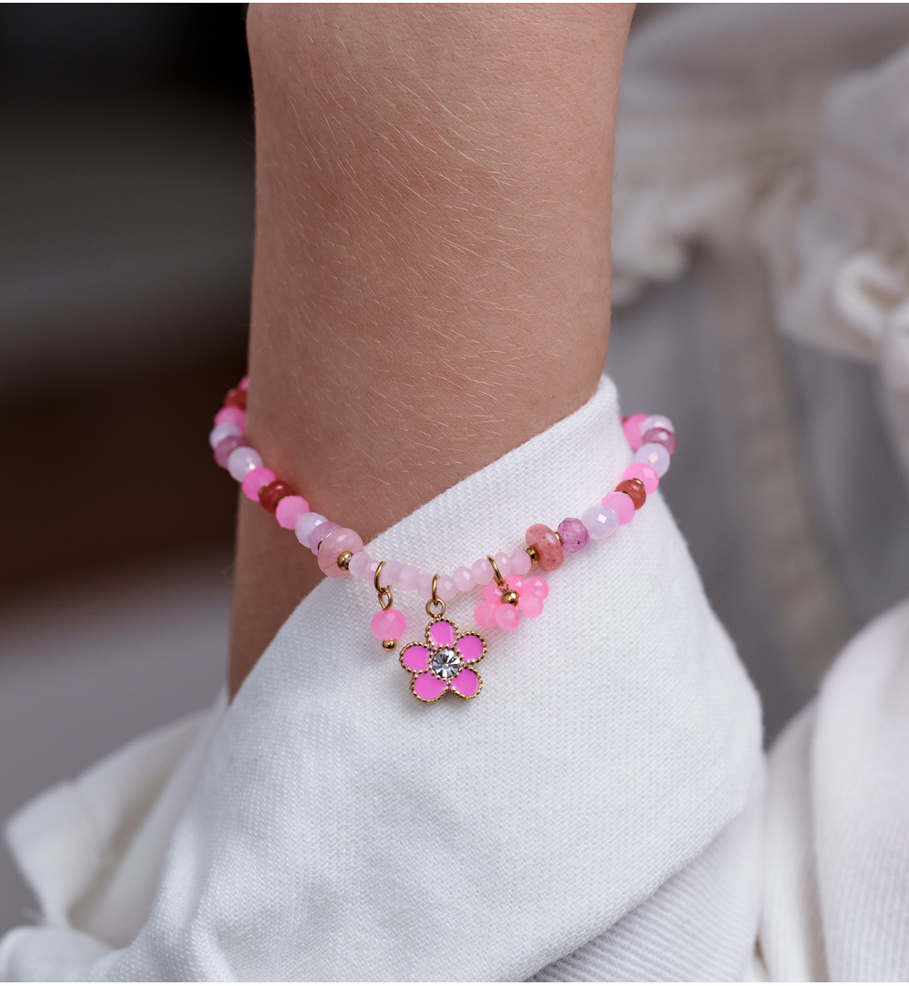 Bransoletka różowa z zawieszkami kwiatkami BTW3413