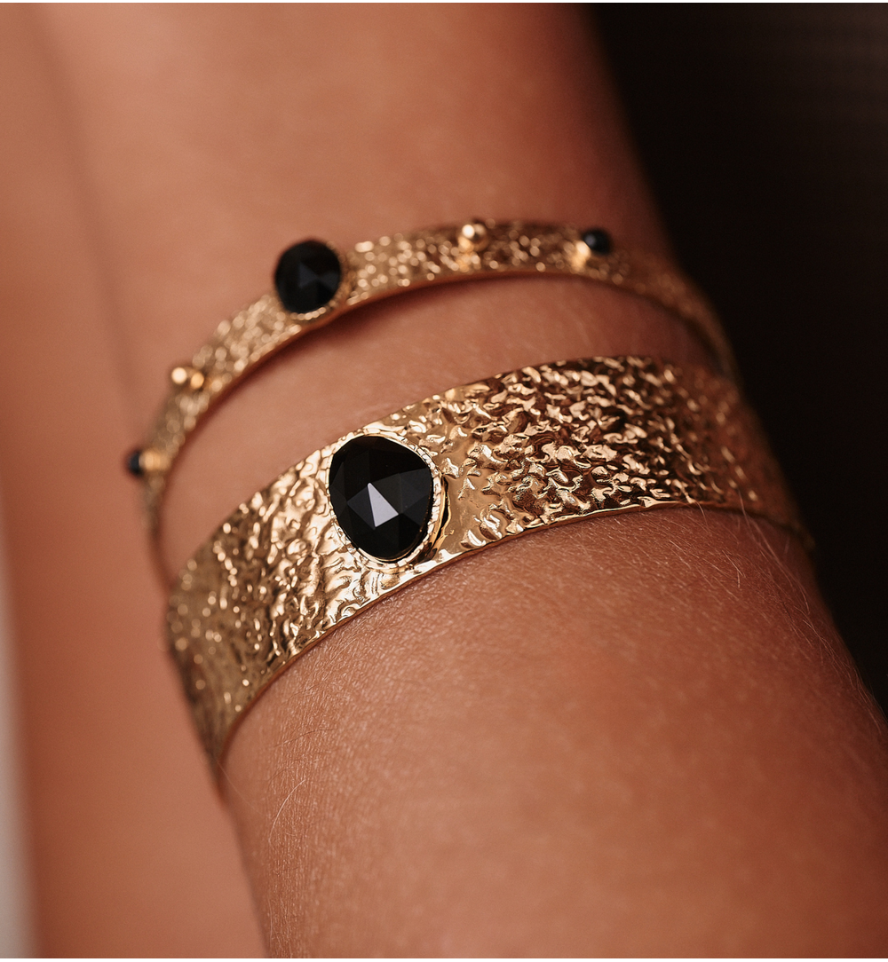 Bransoletka szeroka złocona z czarnym agatem BEA0022