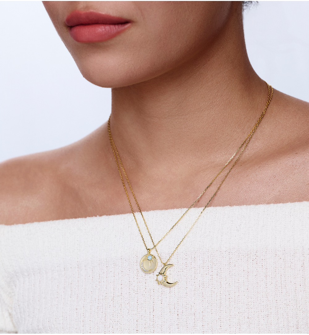 Naszyjnik z okrągłą zawieszką z opalem, księżycem i gwiazdą NCA0097