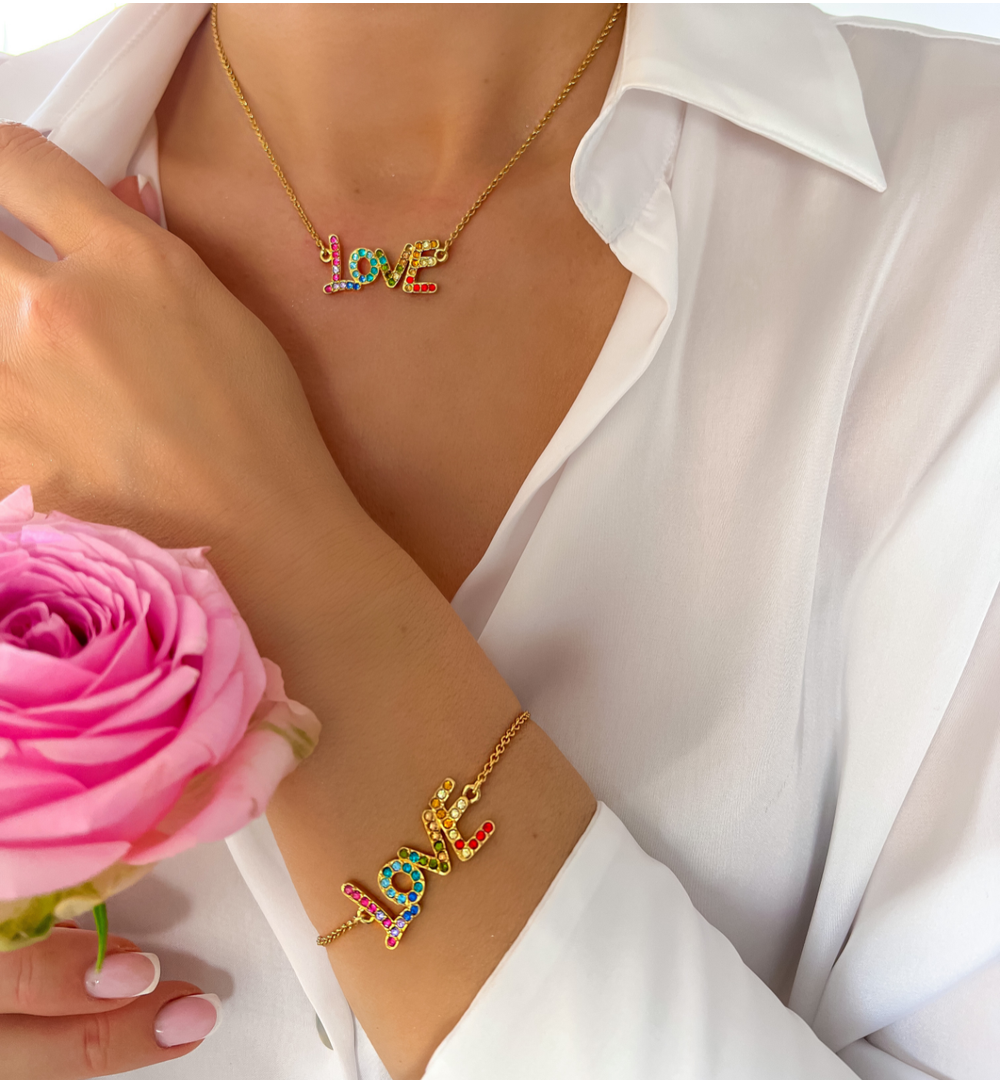 Naszyjnik złoty z kolorowym napisem LOVE NRG0488