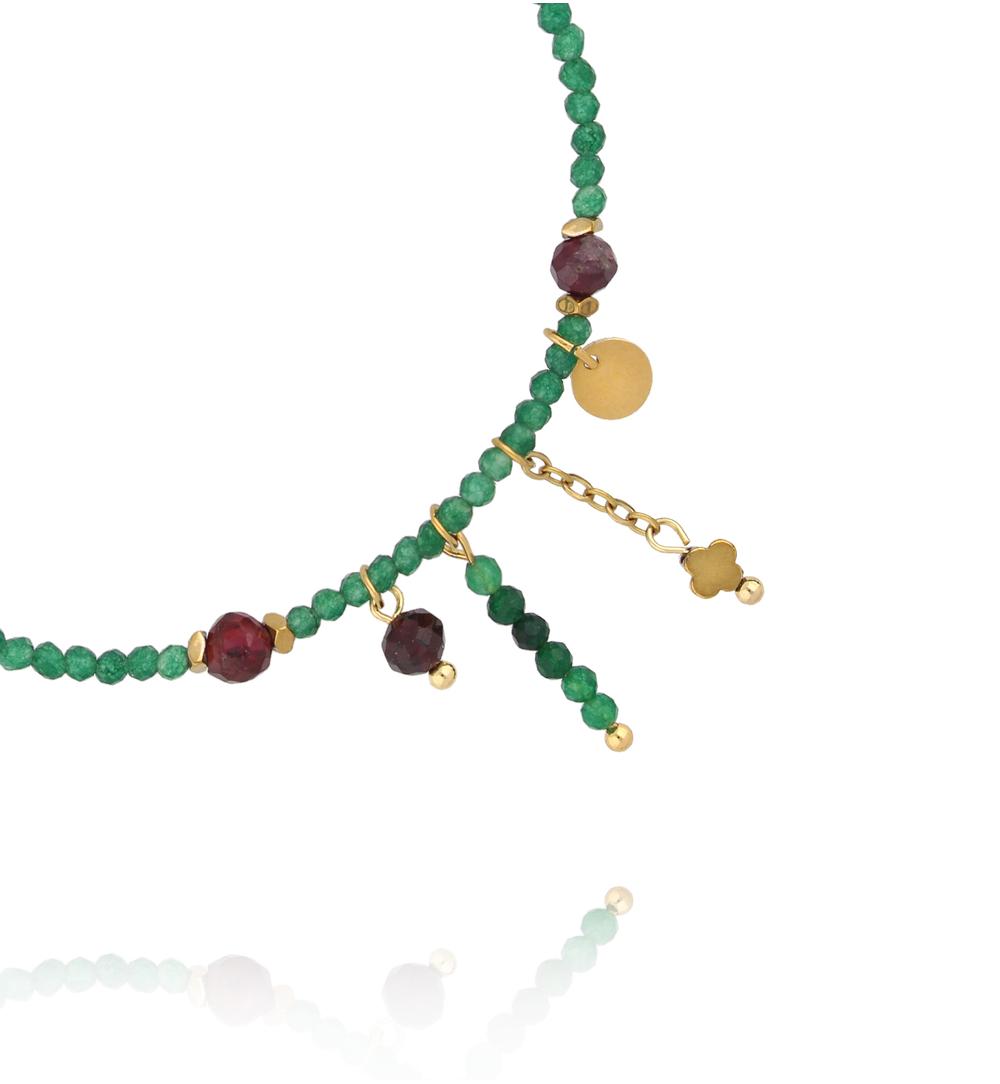 Bransoletka z zielonych kamieni z zawieszkami i detalami w kolorze złota BTW3562