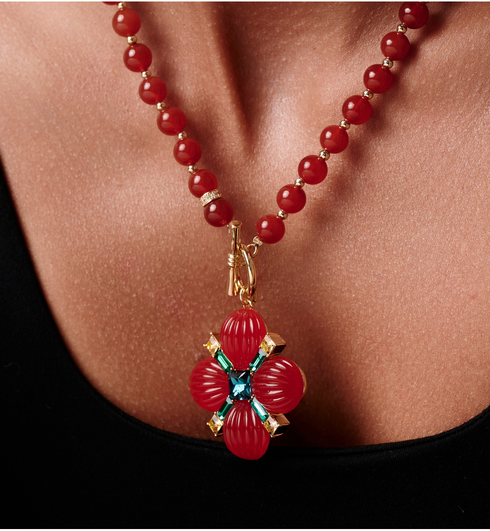 Naszyjnik z czerwonych koralików z kwiatową zawieszką NS0409