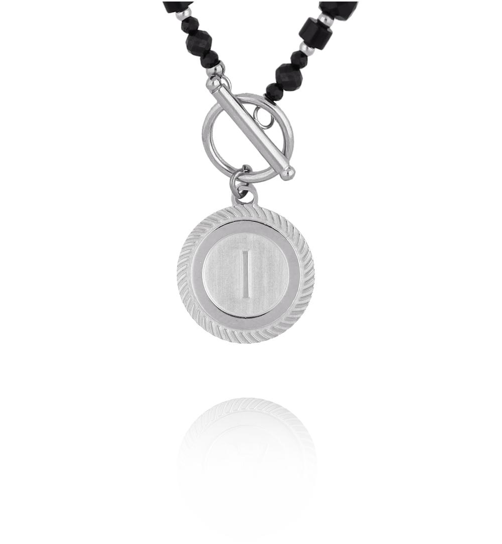 Naszyjnik z czarnych kamieni z zawieszką z literką I – srebrne wykończenie NTW1600