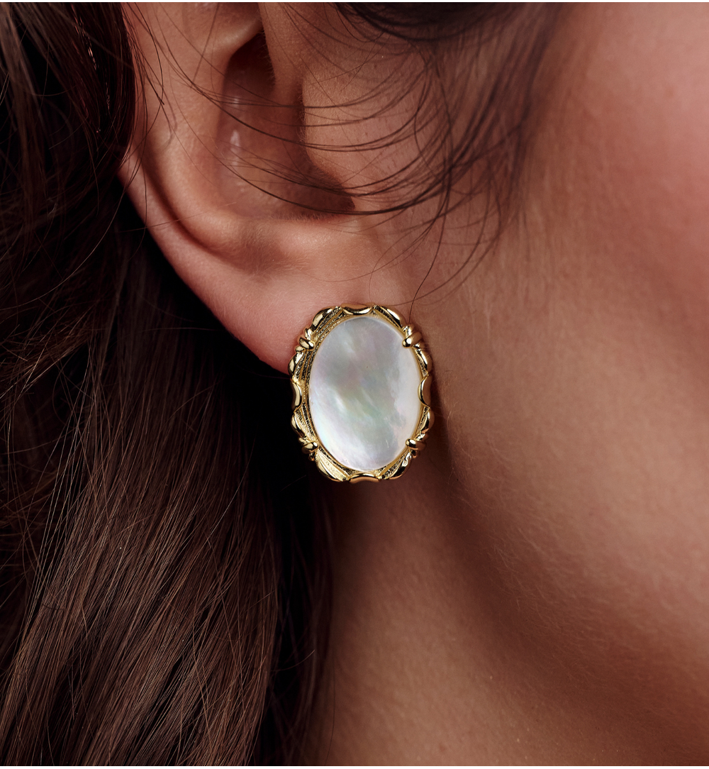 Kolczyki z masą perłową w złotej ozdobnej oprawie KSS2222