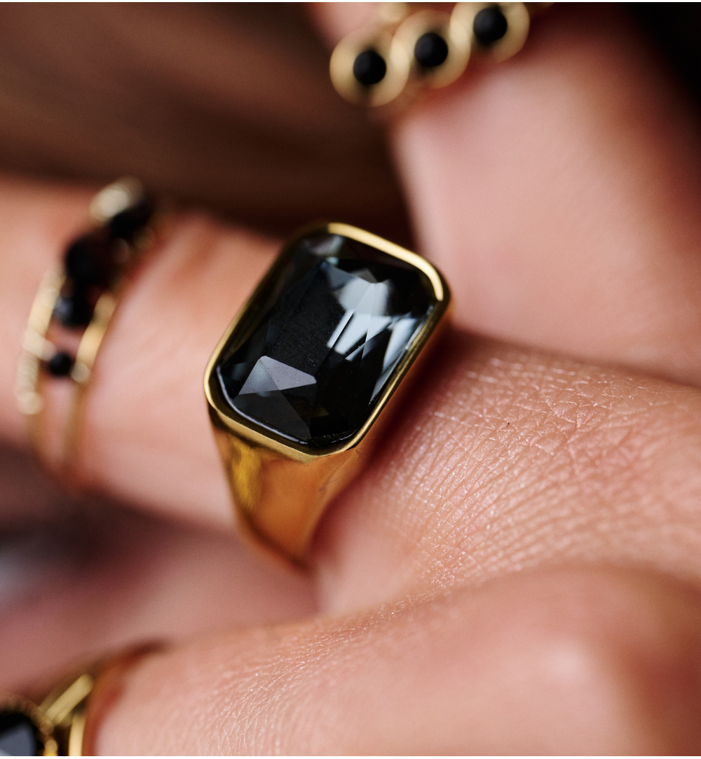 Pierścionek złoty z dużą grafitową cyrkonią w prostokątnej oprawie PSY0228