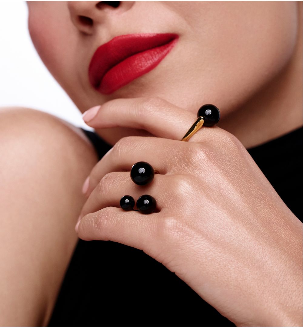 Pierścionek z czarnym agatem w złotej oprawie PSA1160