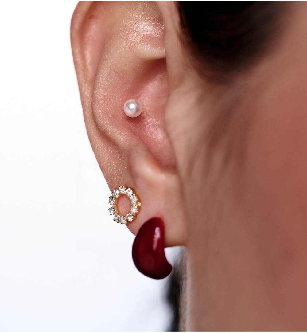 Zestaw kolczyków z perłą, kryształowym okręgiem i bordowym akcentem KMB0044