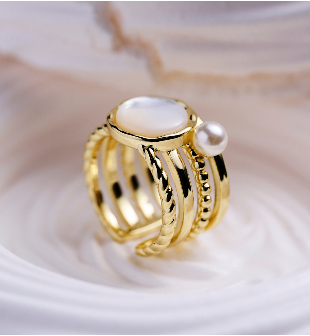 Pierścionek złocony z masą perłową i perłą PSS0219