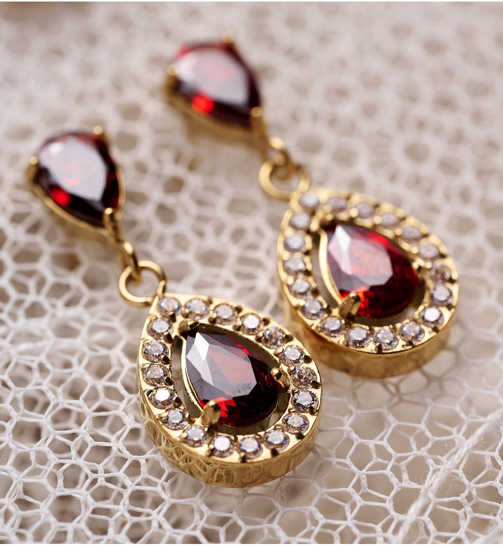 Kolczyki złote z czerwonym kryształem w kształcie kropli KSS2051