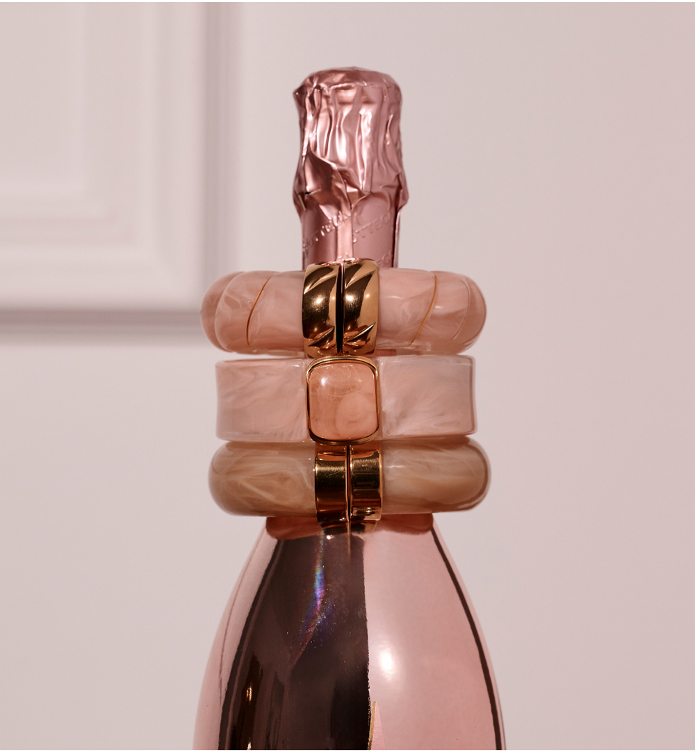 Bransoletka w odcieniu ciepłego beżu ze złotym zapięciem BEU0015