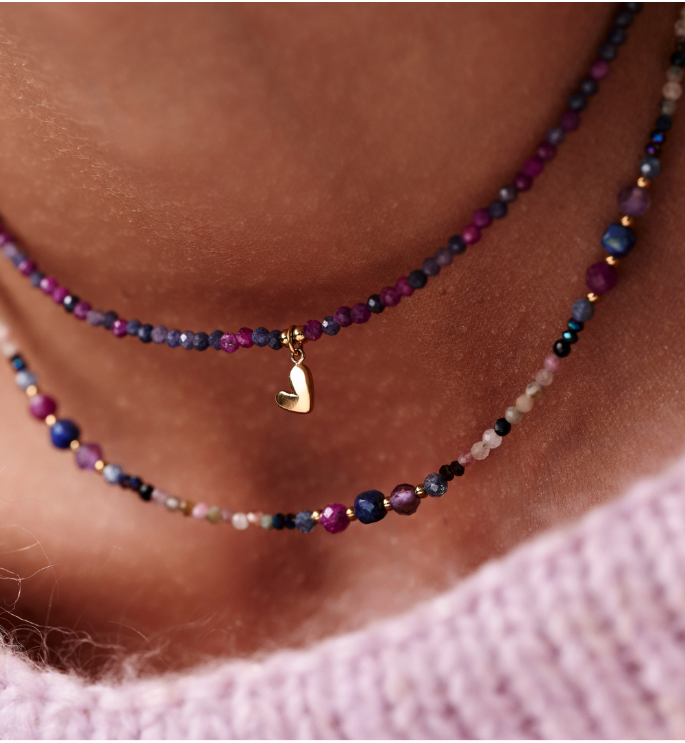 Naszyjnik z rubinami, szafirami i złotym sercem NTW1501