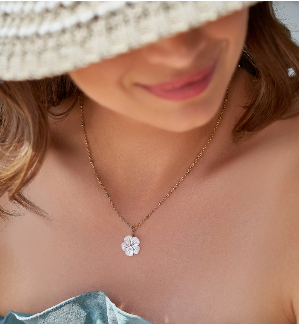 Naszyjnik z białym kwiatuszkiem White Flower NSC0357