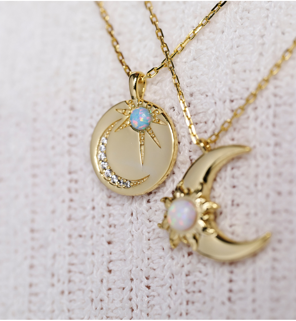Naszyjnik z okrągłą zawieszką z opalem, księżycem i gwiazdą NCA0097