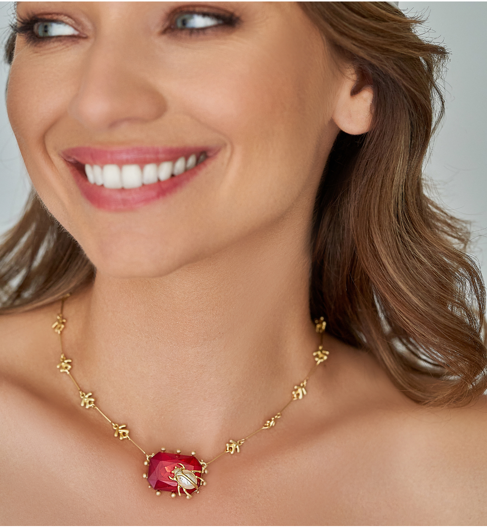 Naszyjnik fuksjowy z owadem Isin NJO0007