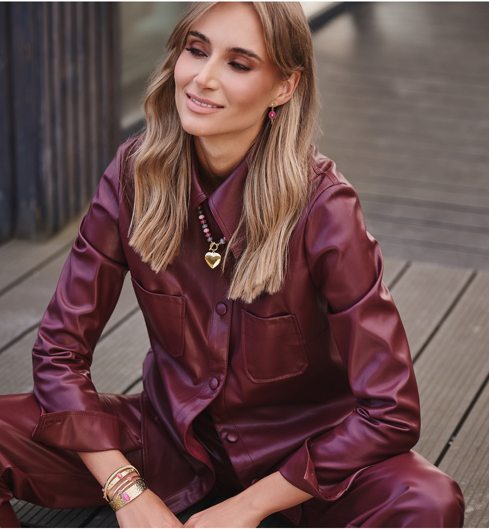 Bransoletka szeroka złocona z jadeitem fuksjowym BEA0021