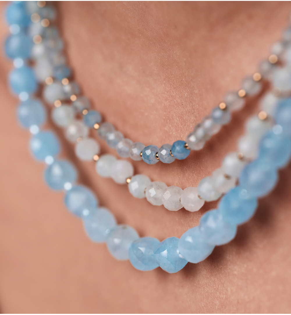 Naszyjnik z niebieskiego jadeitu z pozłacanymi detalami NPA1577