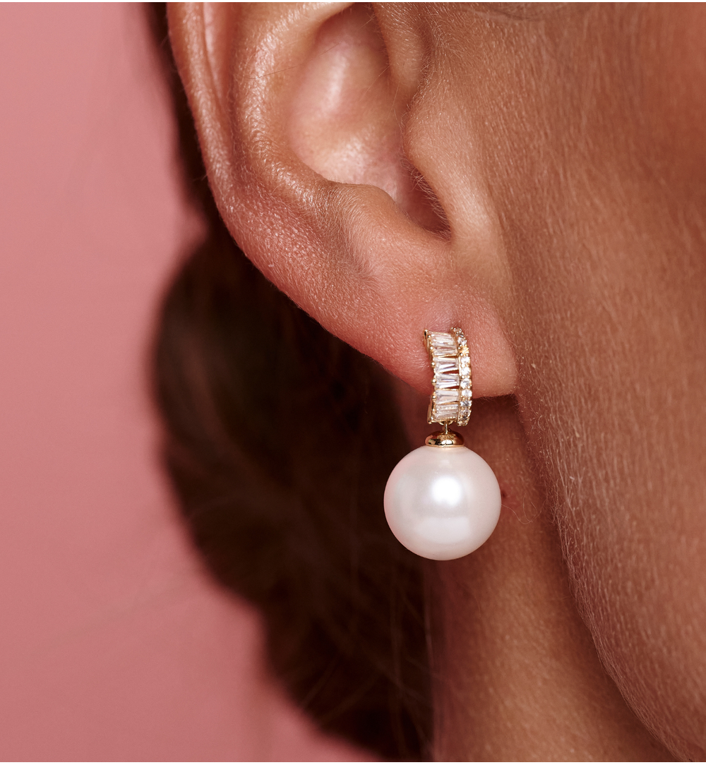 Kolczyki z białą perłą i zdobioną oprawą KPE0196