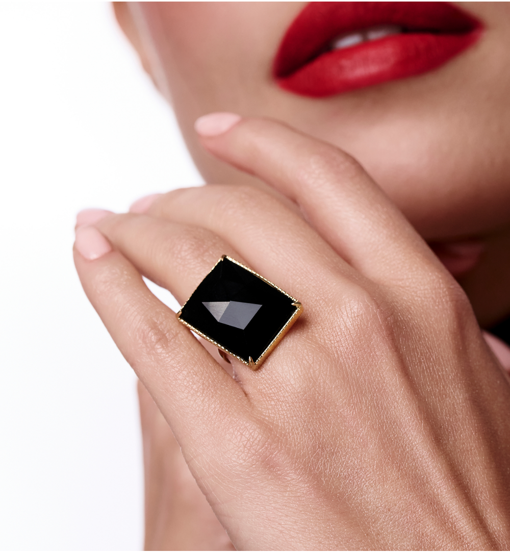 Pierścionek z czarnym agatem w złotej oprawie PEA0045