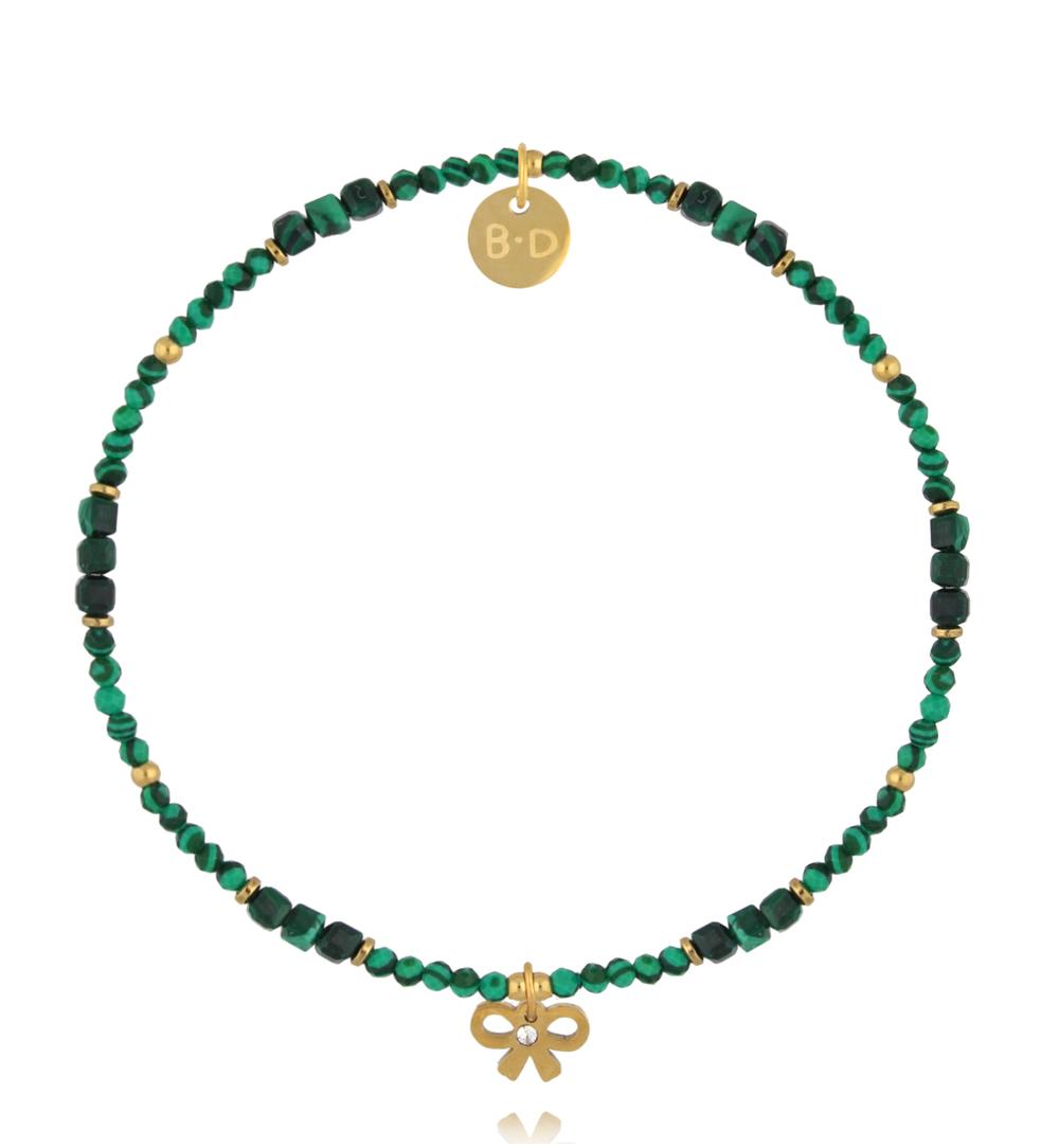 Bransoletka z malachitu z zawieszką kokardki BTW3560