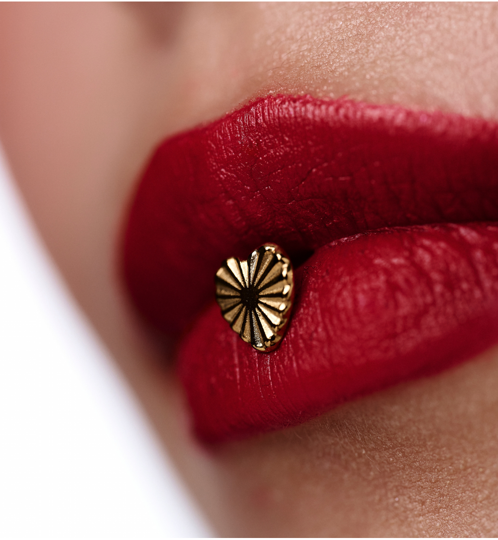 Kolczyki sztyfty złocone w kształcie serca z grawerowanym wzorem KSY0556