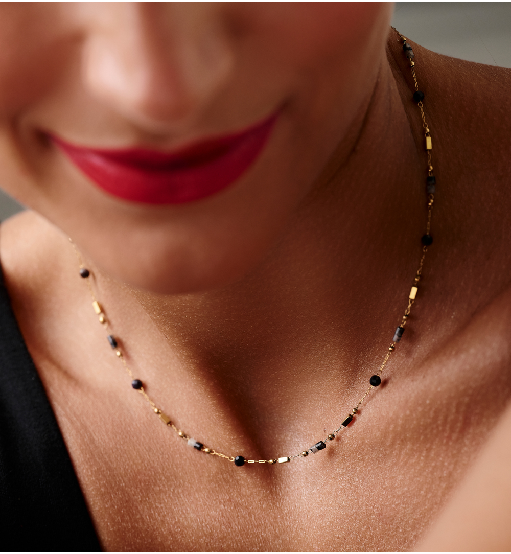 Naszyjnik na złotym łańcuszku z czarnym agatem i labradorytem NEA0096